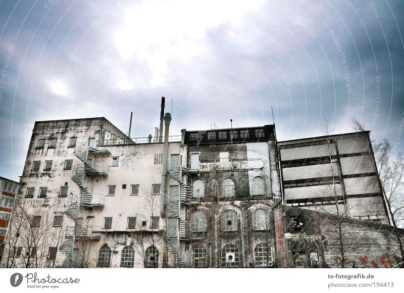 Die Zähne der Zeit I Himmel Wolken Bremen Stadt Menschenleer Haus Industrieanlage Fabrik Ruine Bauwerk Gebäude Architektur Industrieruine Industriegelände