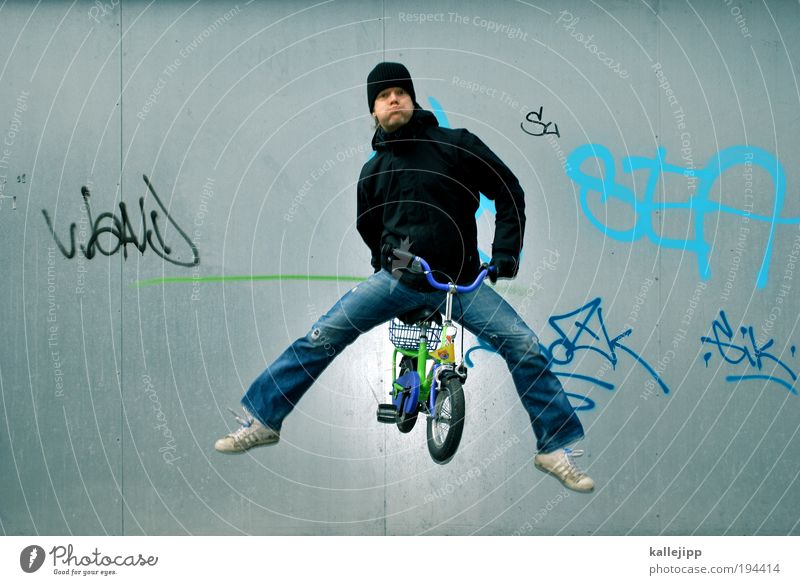 vorsprung durch technik Fahrrad Mensch maskulin Mann Erwachsene Kindheit 1 30-45 Jahre Jeanshose Jacke Turnschuh Mütze Ziffern & Zahlen Graffiti springen lustig