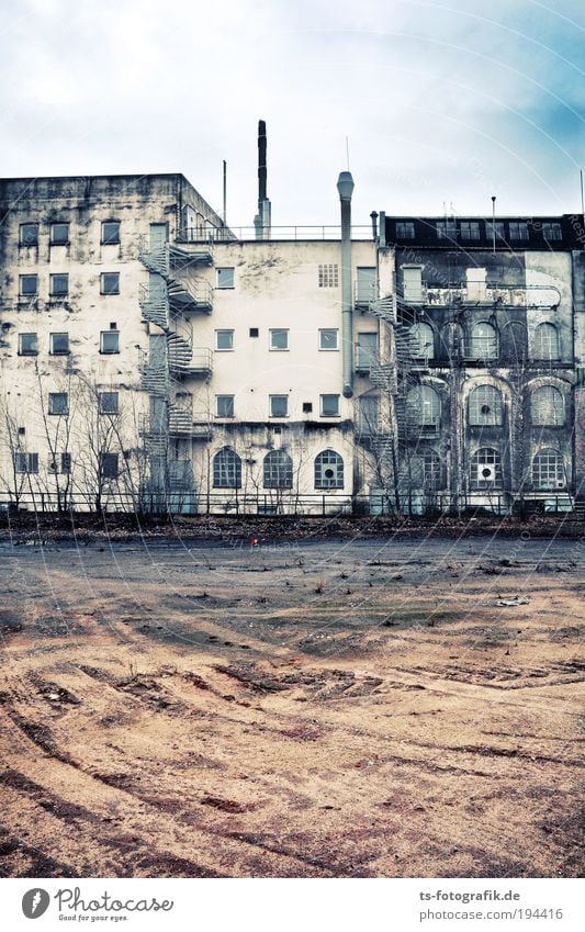 Die Zähne der Zeit II Himmel Wolken Bremen Stadt Haus Industrieanlage Ruine Baugrundstück Reifenspuren Sand Verfall Renovieren Denkmalschutz Industriegelände