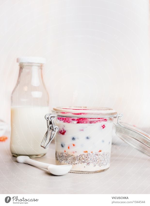 Gesundes Frühstück im Glas Lebensmittel Milcherzeugnisse Frucht Getreide Dessert Ernährung Bioprodukte Vegetarische Ernährung Diät Geschirr Flasche Löffel Stil