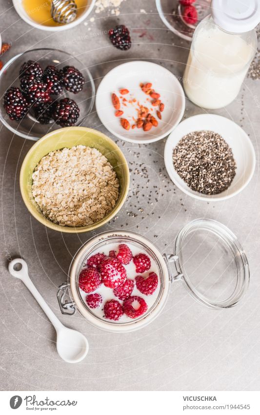 Gesundes Frühstück im Glas Lebensmittel Joghurt Milcherzeugnisse Frucht Ernährung Bioprodukte Geschirr Schalen & Schüsseln Becher Flasche Löffel Stil Design