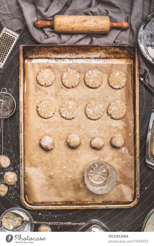 Plätzchen mit einem Trinkglases dekorieren Lebensmittel Teigwaren Backwaren Kuchen Dessert Ernährung Geschirr Glas Stil Design Häusliches Leben Tisch Küche Keks