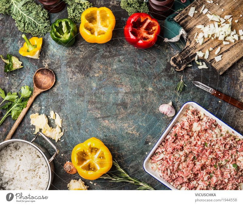 Paprika und Hackfleisch mit Reis Lebensmittel Fleisch Gemüse Kräuter & Gewürze Öl Ernährung Mittagessen Abendessen Bioprodukte Geschirr Schalen & Schüsseln Topf