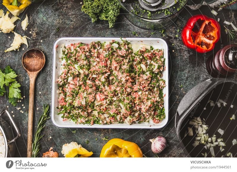 Fleischfüllung mit Hackfleisch, Reis und gehacktem Grünkohl Lebensmittel Gemüse Kräuter & Gewürze Ernährung Mittagessen Abendessen Bioprodukte Geschirr