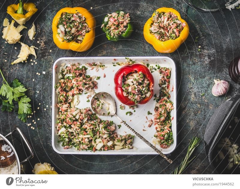 Paprika mit Fleisch Füllung auf rustikalem Küchentisch Lebensmittel Gemüse Kräuter & Gewürze Ernährung Mittagessen Abendessen Bioprodukte Geschirr Topf Löffel