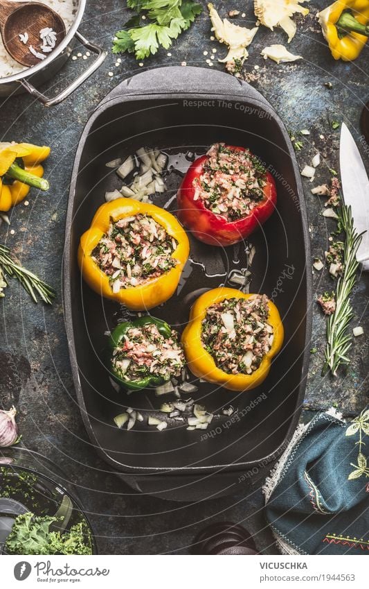 Bunte gefüllte Paprika in Kochtopf Lebensmittel Fleisch Gemüse Kräuter & Gewürze Öl Ernährung Mittagessen Abendessen Bioprodukte Geschirr Topf Stil Design