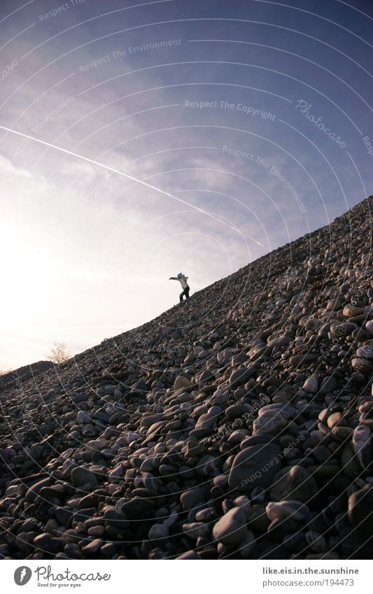 da fällt mir ein stein vom herzen Freude Glück Berge u. Gebirge Baustelle Himmel Hügel Stein rennen springen frei Fröhlichkeit Unendlichkeit hoch blau grau