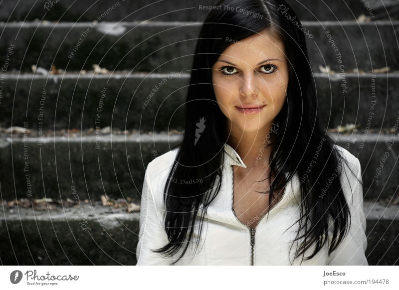 #194478 Stil schön Haare & Frisuren feminin Frau Erwachsene Leben Kopf Gesicht Mensch Treppe Mode Jacke schwarzhaarig langhaarig leuchten Blick sitzen Coolness