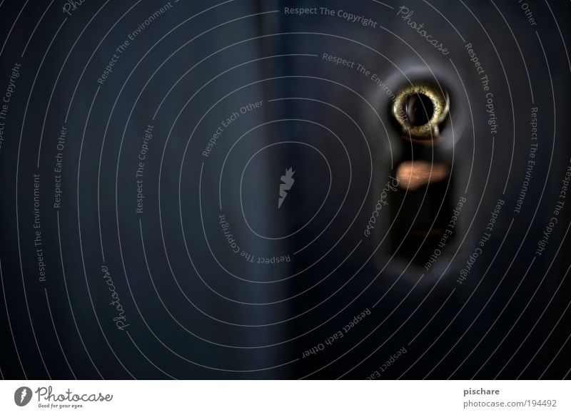 NeuGier Mensch Auge 1 Tür Schlüsselloch beobachten Blick außergewöhnlich bedrohlich dunkel eckig gruselig Neugier verrückt gelb grau Treue Angst Entsetzen
