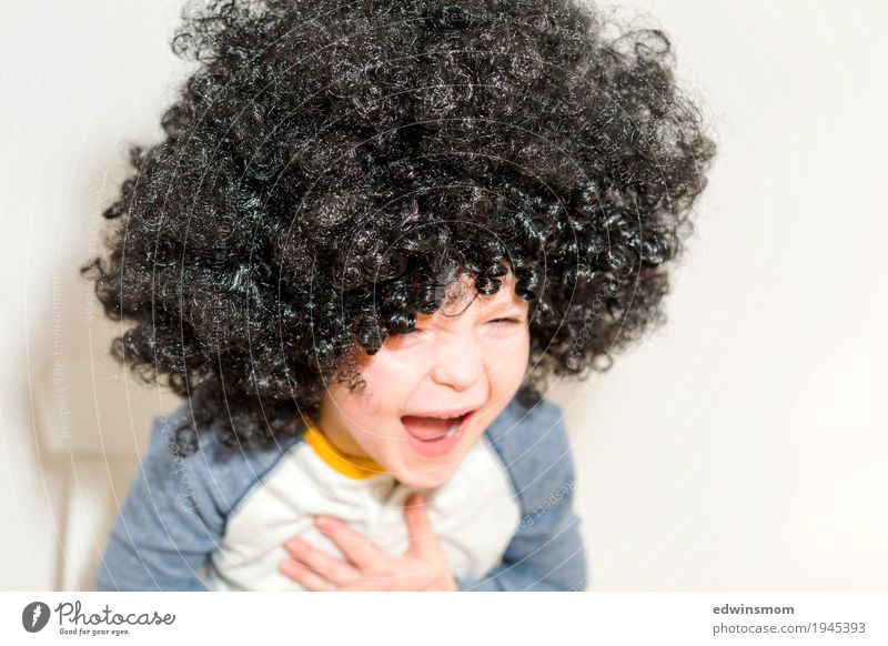 Herzhaft lachen Freizeit & Hobby Spielen Karneval maskulin Kind Junge Kindheit 1 Mensch 3-8 Jahre schwarzhaarig Locken Perücke sitzen authentisch frech frei