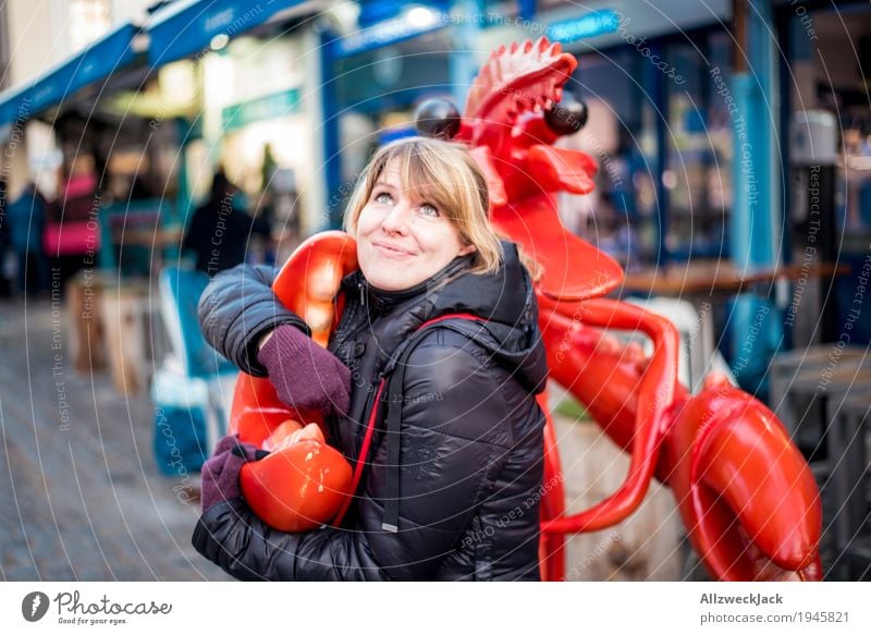 Lobster in Love Hummer feminin Junge Frau Jugendliche Erwachsene 1 Mensch 18-30 Jahre Tier Liebe Umarmen blond frech Freundlichkeit Fröhlichkeit Kitsch maritim