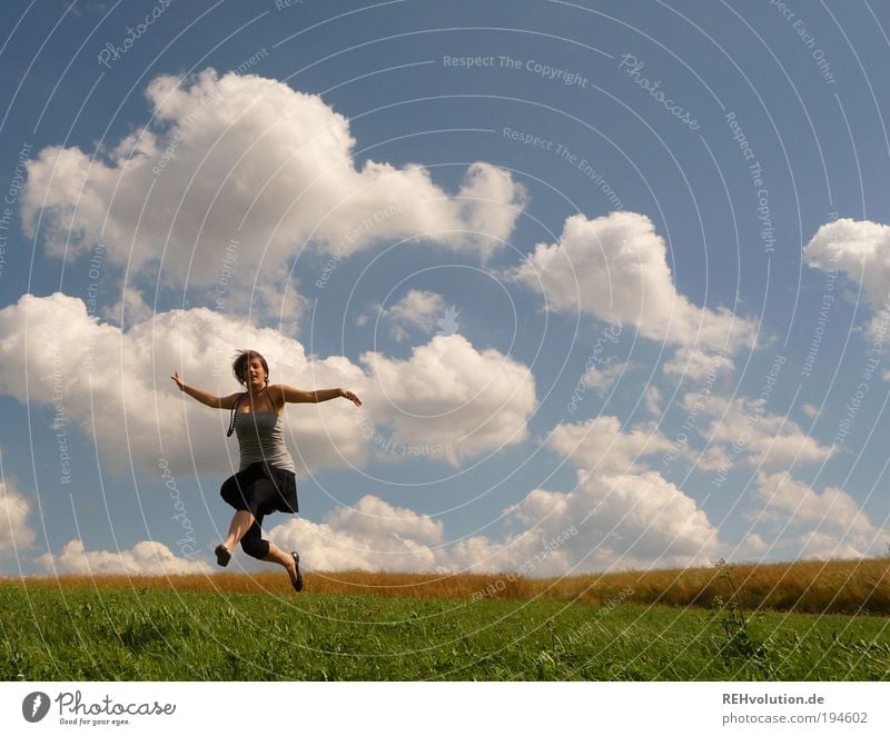 "Frühlingsrollen für alle!" Mensch feminin Junge Frau Jugendliche 1 18-30 Jahre Erwachsene Natur Landschaft Himmel Wolken Sommer Schönes Wetter Wiese Feld Rock