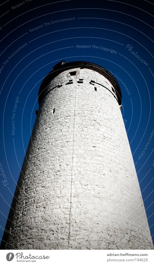 Bergfried Turm Bauwerk Gebäude Architektur Mauer Wand alt groß hoch blau grau Festung Festung Marienberg Würzburg Farbfoto Außenaufnahme Textfreiraum oben Tag