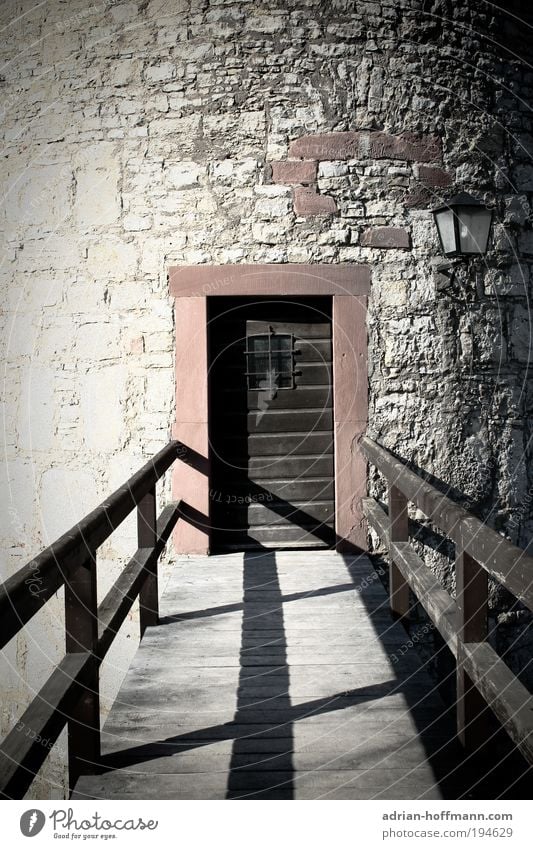 Kein Weg zurück Brücke Turm Tür alt historisch braun grau Festung Festung Marienberg Würzburg Farbfoto Außenaufnahme Burg oder Schloss