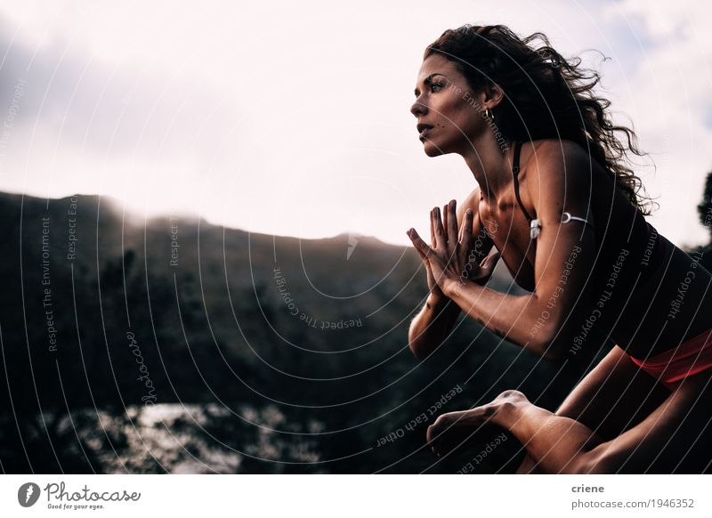 Junge starke Frauen, die Yogahaltung tun Lifestyle schön Körper Gesundheit Leben Wohlgefühl Freizeit & Hobby Sommer Sport Mensch feminin Junge Frau Jugendliche