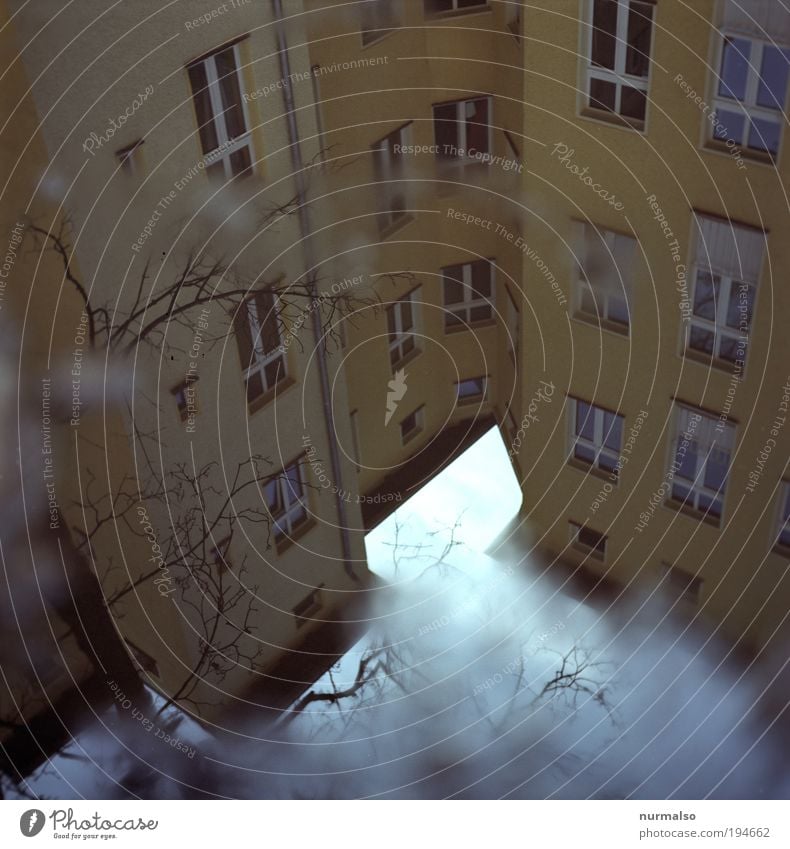 Spiegeleck Kunst Umwelt Altstadt Skyline Menschenleer Haus Architektur Treppenhaus Hof Dach Hausecke Fassade Dachrinne Linie beobachten Blick dunkel eckig kalt