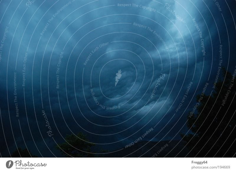 Düster Umwelt Natur Urelemente Luft Wassertropfen Himmel nur Himmel Wolken Gewitterwolken Nachthimmel schlechtes Wetter Unwetter Wind Sturm blau grau schwarz