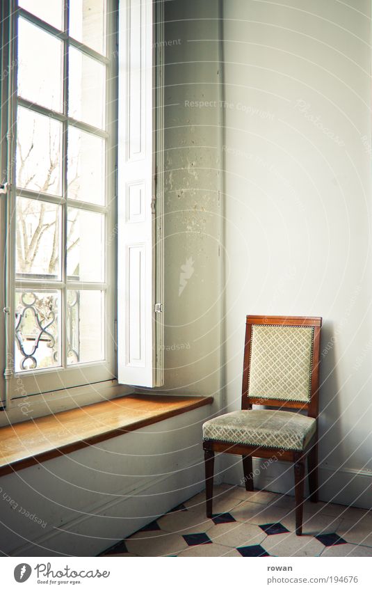 ruhepunkt Haus Bauwerk Gebäude Architektur Mauer Wand Fenster Wärme blau braun Stuhl Sitz Fensterbrett Aussicht Licht hell Häusliches Leben ruhig Ruhepunkt