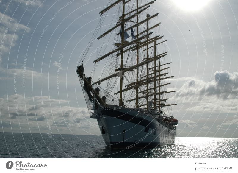 Schiff Wasserfahrzeug Wolken Meer Segeln Segelschiff Segelboot Reflexion & Spiegelung träumen Physik Sommer schön Himmel Holz Sportboot Sonne blau Strommast