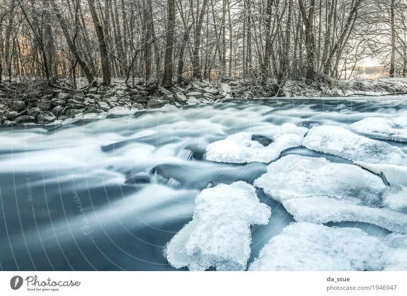 Blue Water Umwelt Natur Landschaft Wasser Winter Eis Frost Schnee Schneefall Baum Sträucher Wildpflanze Wald Flussufer Bach Wasserfall entdecken Flüssigkeit