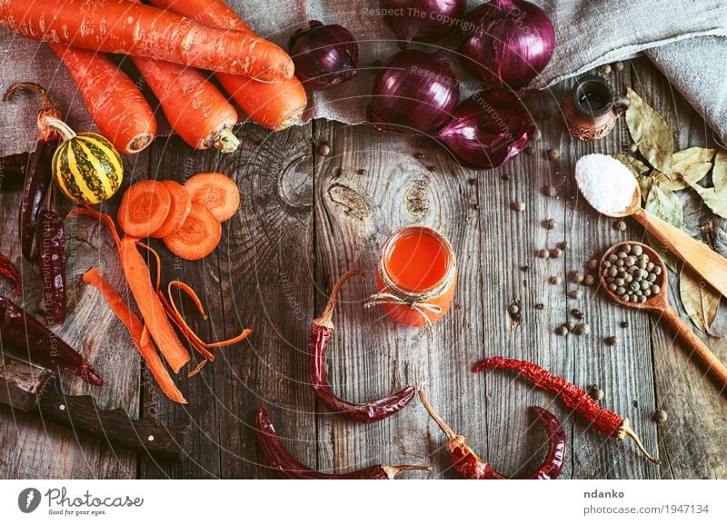 frisches Gemüse und ein Glas Karottensaft Frucht Kräuter & Gewürze Vegetarische Ernährung Diät Getränk Saft Tisch Natur Holz alt Gesundheit lecker natürlich