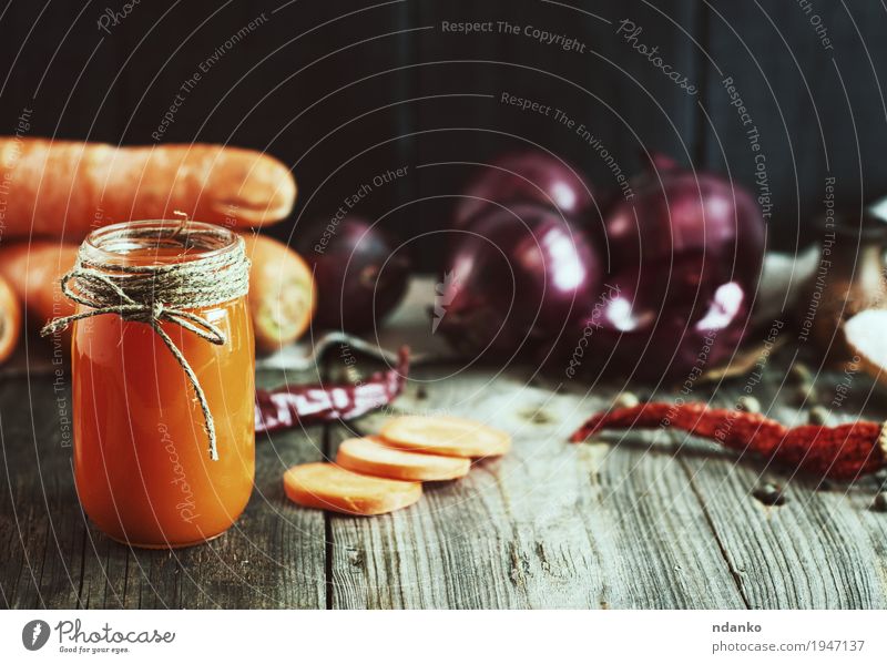 Frischer Saft der Karotte in einem Glasbehälter unter dem Gemüse Lebensmittel Kräuter & Gewürze Vegetarische Ernährung Diät Getränk Flasche Gesunde Ernährung