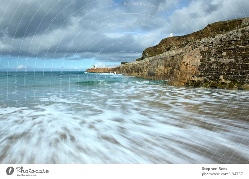 Meeresbewegung lange Exposition, Portreath. Landschaft Himmel Wolken Horizont Hügel Küste Stein Bewegung blau weiß Natur Atlantik brechen Briten Klippe Cornwall