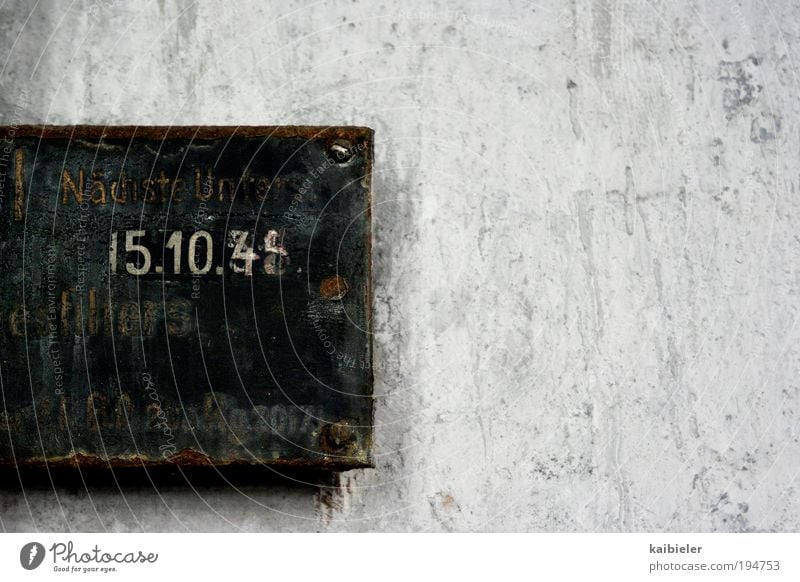 spät dran Maschine Metall Rost Zeichen Schriftzeichen Ziffern & Zahlen Schilder & Markierungen Hinweisschild Warnschild alt grau stagnierend Verfall