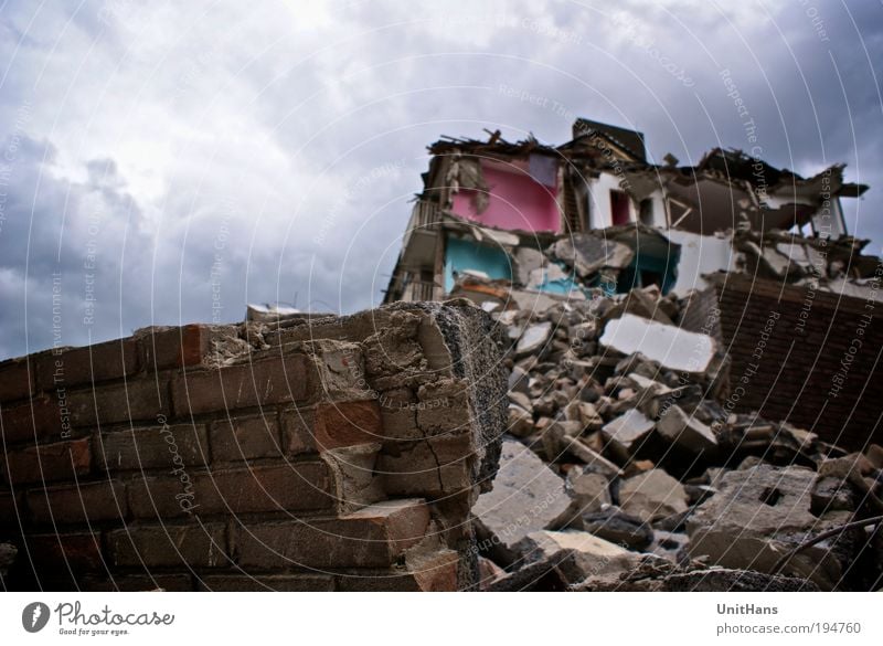 Zerlegung des Hauses Luft Himmel Unwetter Amersfoort Die Niederlande Europa Menschenleer Einfamilienhaus Gebäude Architektur Mauer Wand Dach Steine Rumpeln