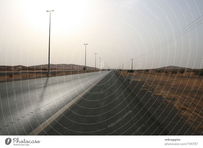 Desert Road Ferien & Urlaub & Reisen Natur Landschaft Horizont Sonne Wüste Straße exotisch braun gelb Neugier Farbfoto Gedeckte Farben Außenaufnahme