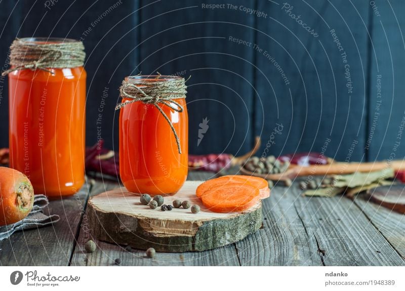 Frisch zubereiteter hausgemachter Karottensaft Gemüse Kräuter & Gewürze Ernährung Vegetarische Ernährung Diät Getränk trinken Erfrischungsgetränk Saft Flasche