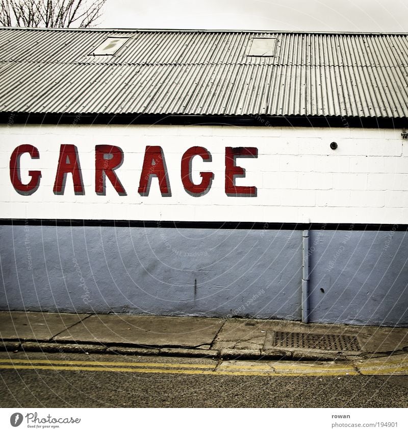 autohaus Industrieanlage Bauwerk Gebäude Mauer Wand Fassade Dach blau rot Garage Autohaus Straße Bürgersteig Automobilfabrik Reparatur Werkstatt Buchstaben