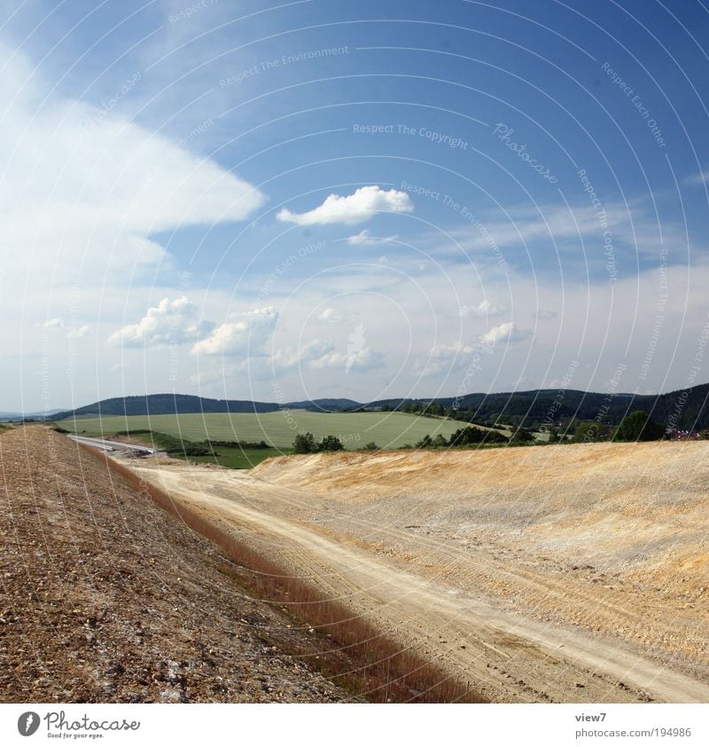 Straßenbau Baustelle Landschaft Himmel Schönes Wetter Verkehrswege bauen groß nachhaltig trist trocken Tatkraft anstrengen Endzeitstimmung Fortschritt Pause