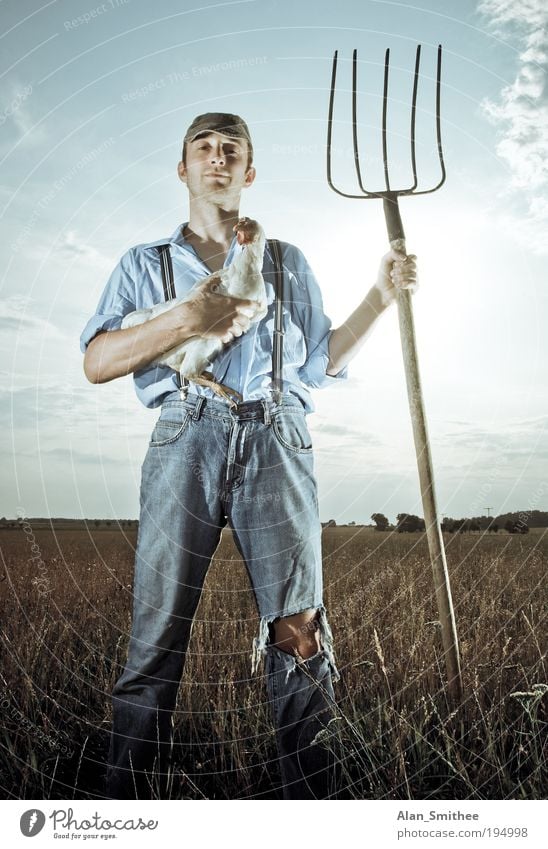 Bauer sucht.. Arbeit & Erwerbstätigkeit Beruf Forke Mensch Junger Mann Jugendliche 1 18-30 Jahre Erwachsene Sonne Feld Arbeitsbekleidung Hemd Hose Jeanshose