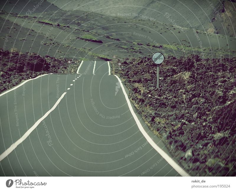 Berg- und Talfahrt Umwelt Urelemente Vulkan Insel Lanzarote Straßenverkehr Autofahren Landstraße Fahrzeug Schilder & Markierungen Hinweisschild Warnschild