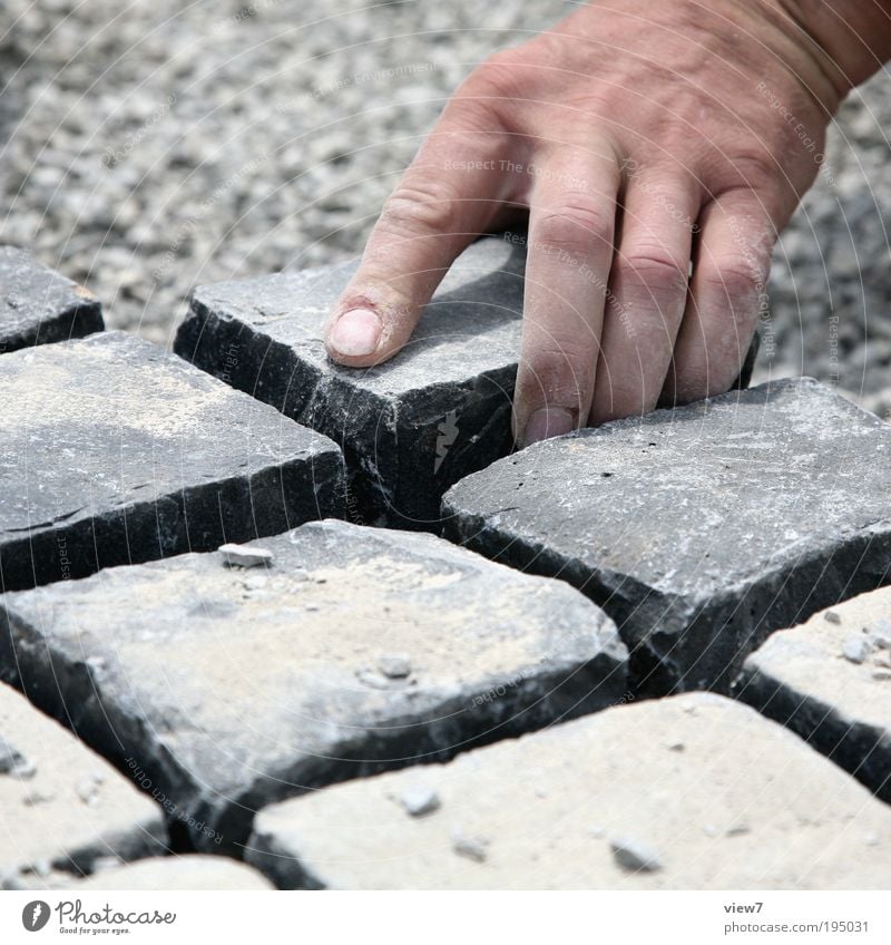 Handwerk Beruf Handwerker Arbeitsplatz Baustelle maskulin Haut Finger 1 Mensch Verkehr Straße Stein Zeichen Linie bauen gebrauchen machen authentisch dreckig