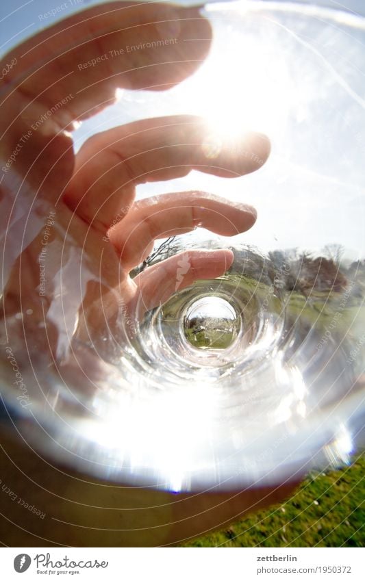 Glas (leer) Durst Erfrischungsgetränk Durstlöscher Finger Hand Frühling festhalten heiß Himmel Wärme Licht Sommer Sonne Textfreiraum trinken Wasserglas hell