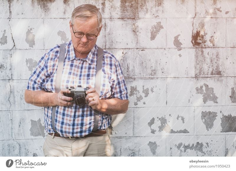 älterer Hippie-Mann mit einer alten Weinlesekamera Lifestyle Stil Design Freude sparen Mensch Vater Erwachsene 1 Kunst Künstler Abenteuer Farbfoto mehrfarbig