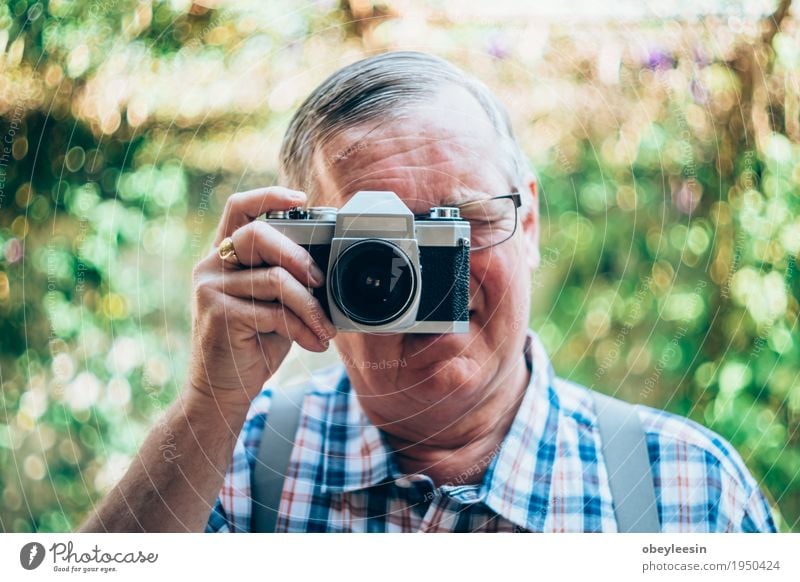 älterer Hippie-Mann mit einer alten Weinlesekamera Lifestyle Stil Freude Glück Mensch Vater Erwachsene 1 Kunst Künstler Abenteuer Farbfoto Nahaufnahme