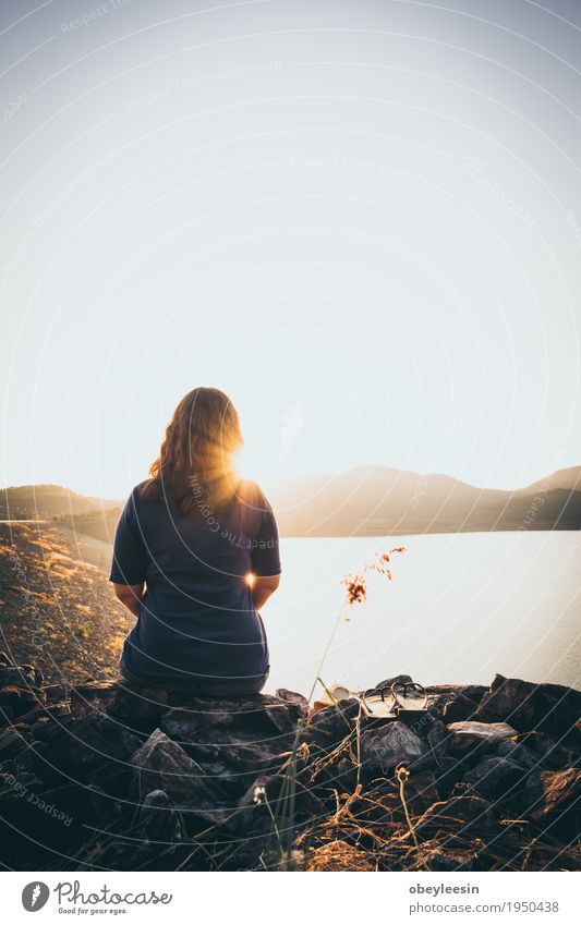 Frau, die unter Angst leidet Lifestyle Stil Mensch Erwachsene 1 Kunst Künstler Natur Landschaft Abenteuer Farbfoto mehrfarbig Detailaufnahme Morgen Weitwinkel