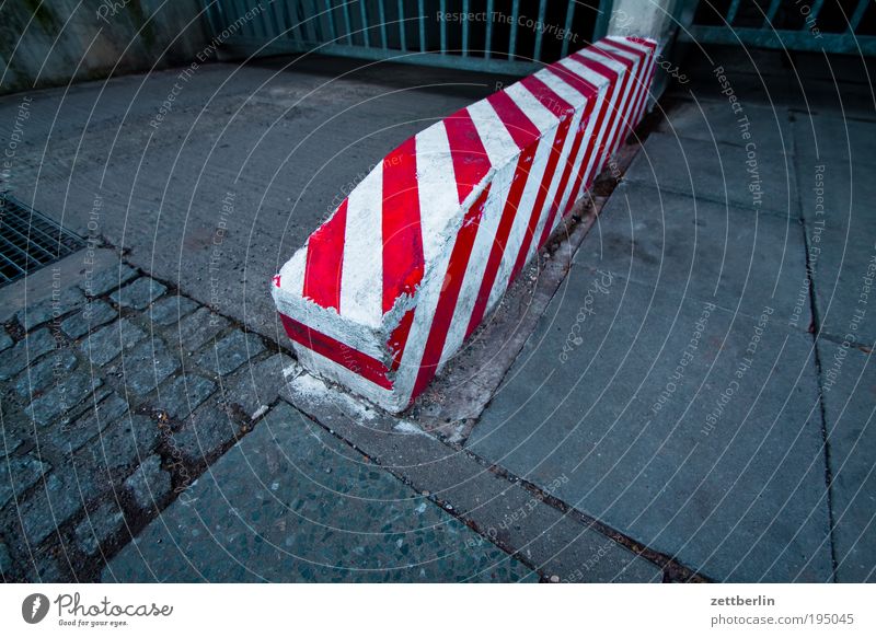 Rot/Weiss Poller rot weiß Einfahrt Grenze Schilder & Markierungen Fahrbahn Fahrbahnmarkierung Bürgersteig stolpern Farbe Farbstoff frisch streichen gestrichen