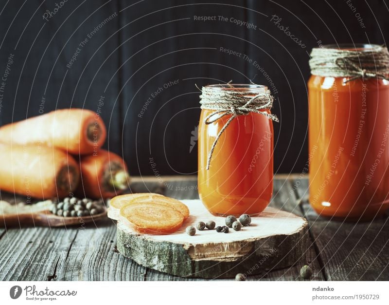 Zwei Glasgläser mit frischem Karottensaft Gemüse Dessert Kräuter & Gewürze Essen Frühstück Vegetarische Ernährung Diät Getränk Saft Flasche Löffel Tisch Küche