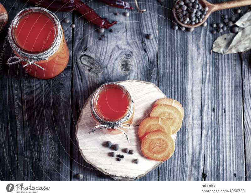 Frischer Karottensaft in den Glasgläsern, Draufsicht Gemüse Dessert Kräuter & Gewürze Essen Frühstück Vegetarische Ernährung Diät trinken Saft Flasche Löffel