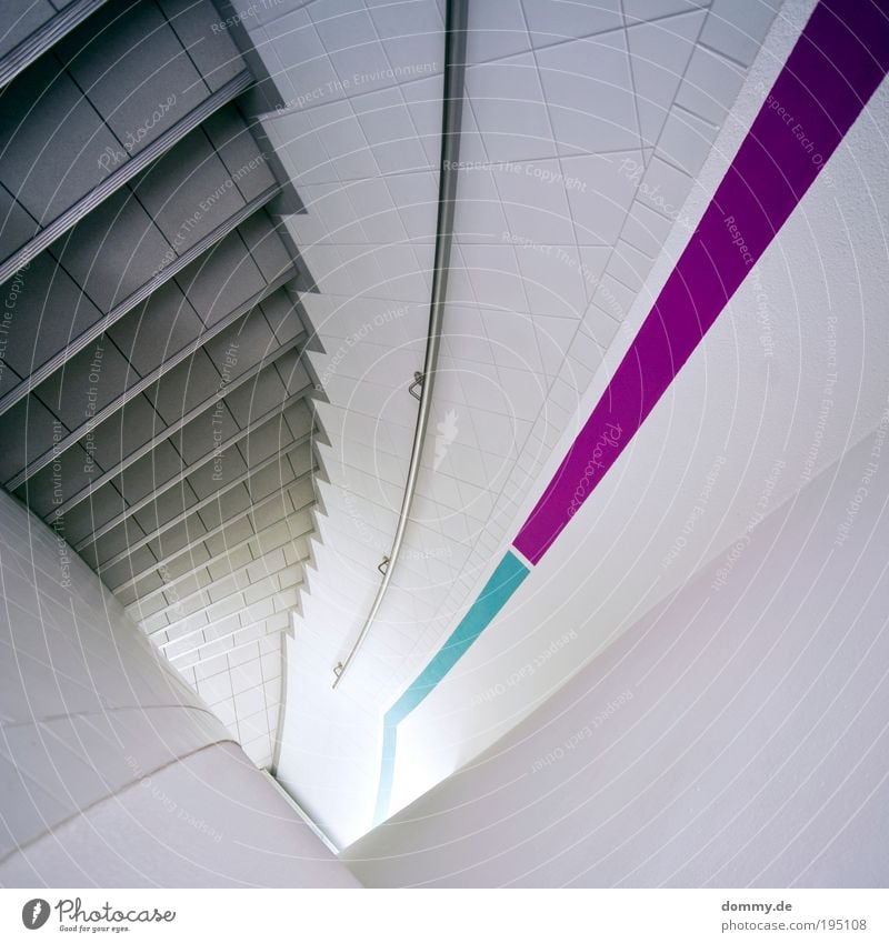 spin around Würzburg Platz Parkhaus Bauwerk Architektur Mauer Wand Treppe neu blau grün violett Pfeil abwärts Drehung Geländer Treppenhaus krumm