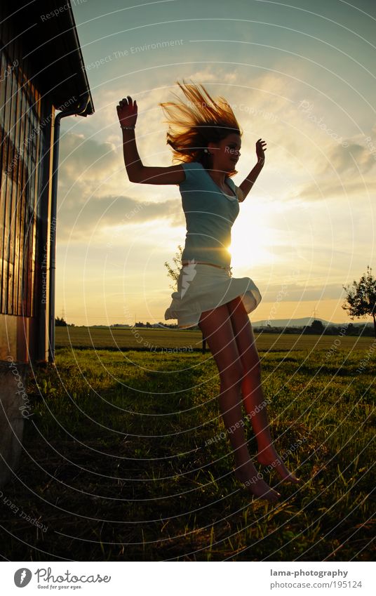 Sonnenkind feminin Junge Frau Jugendliche 1 Mensch 18-30 Jahre Erwachsene Natur Landschaft Sonnenaufgang Sonnenuntergang Sonnenlicht Frühling Sommer