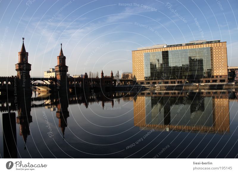 Spiegelei Wasser Haus Brücke Bauwerk Gebäude Architektur Sehenswürdigkeit Wahrzeichen Horizont Oberbaumbrücke Warschauer Straße Warschauer Brücke Friedrichshain