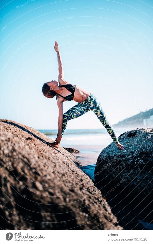 Frauen, die morgens Yoga auf Felsen am Strand tun Lifestyle Körper Leben harmonisch Wohlgefühl Freizeit & Hobby Sommer Sport Fitness Sport-Training feminin