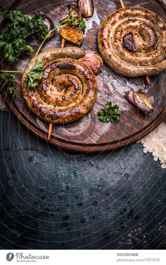 Gegrillte Bratwürste mit Knoblauch und Gewürze Lebensmittel Wurstwaren Ernährung Design Tisch Grill Stil Bratwurst Feinschmecker Snack Foodfotografie rustikal