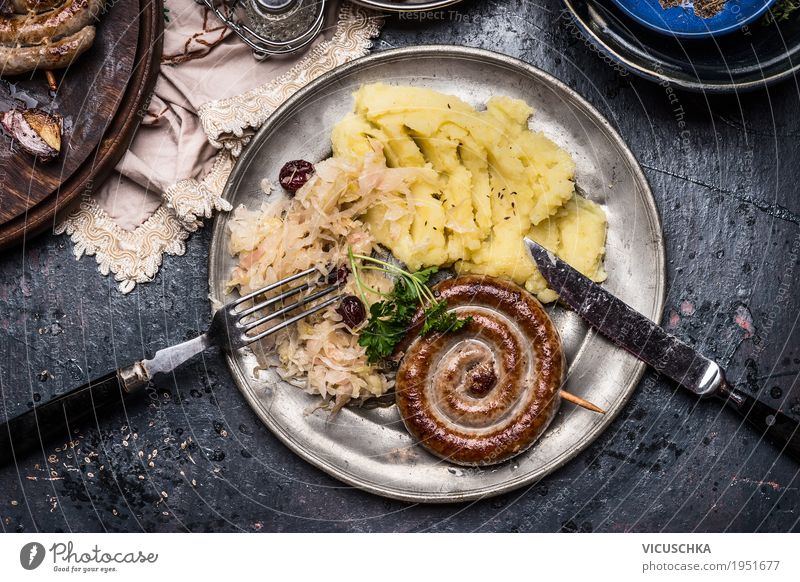 Gebratene Wurst mit Kartoffeln und Sauerkraut Lebensmittel Wurstwaren Gemüse Kräuter & Gewürze Ernährung Mittagessen Abendessen Festessen Geschirr Teller