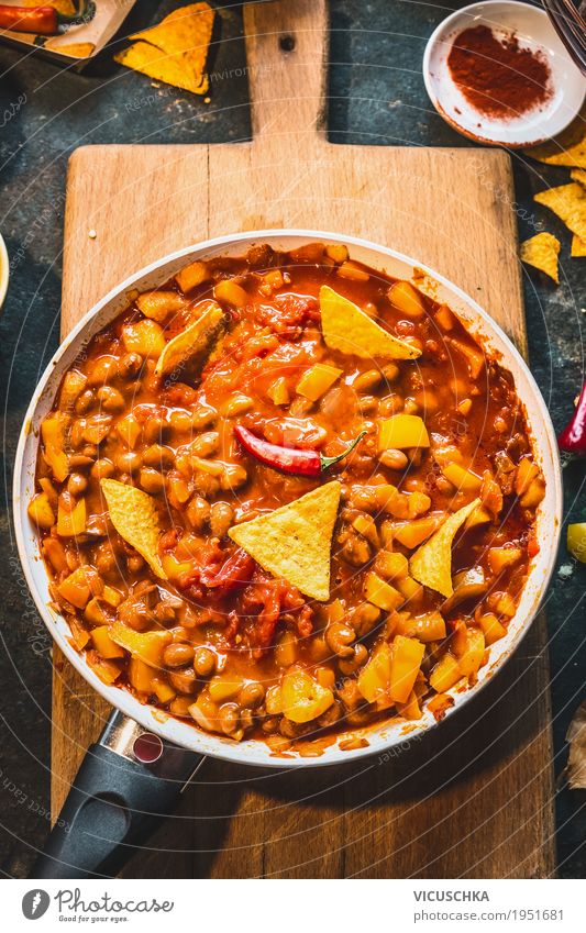 Vegetarisches Chili Con Carne in der Pfanne mit Tortillachips Lebensmittel Gemüse Suppe Eintopf Kräuter & Gewürze Ernährung Mittagessen Abendessen Bioprodukte